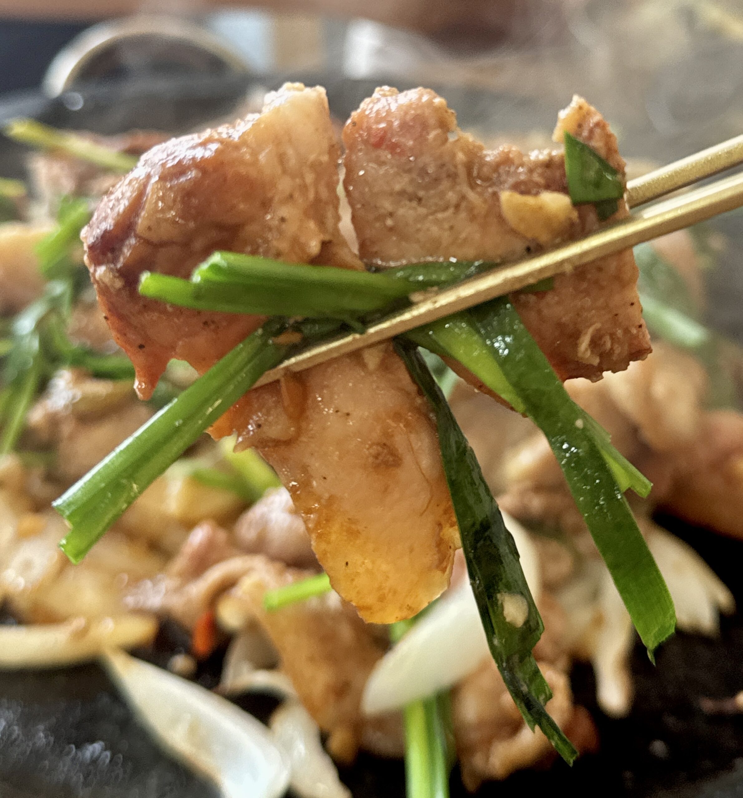 Family-Friendly Feasts in Jeju! Olbaleun Myeonok’s Cold Noodles and Garlic Galbi!