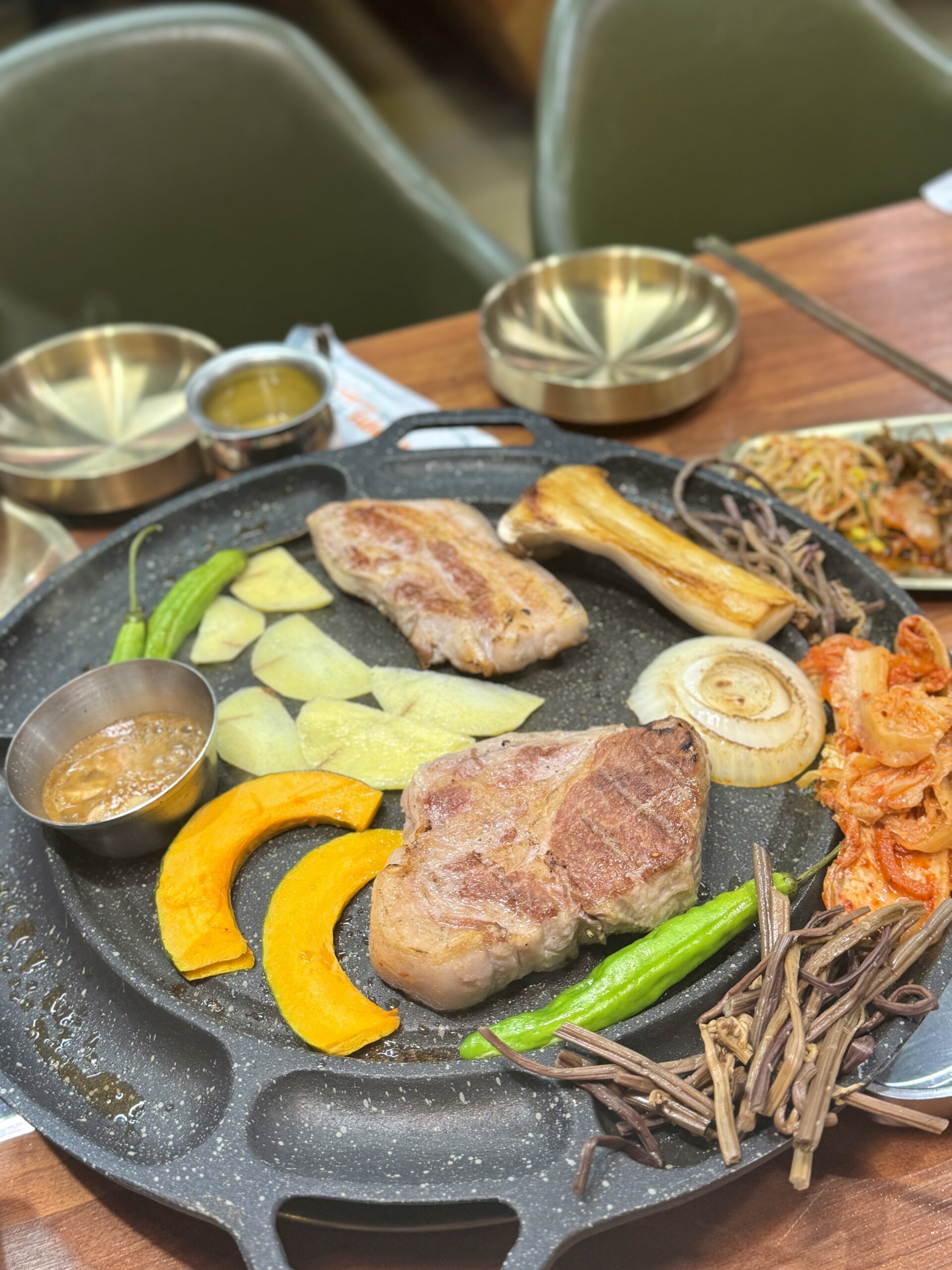 Discovering Hidden Gems at Arangchon: Affordable Jeju Black Pork and Rare Cuts by the Olle Market